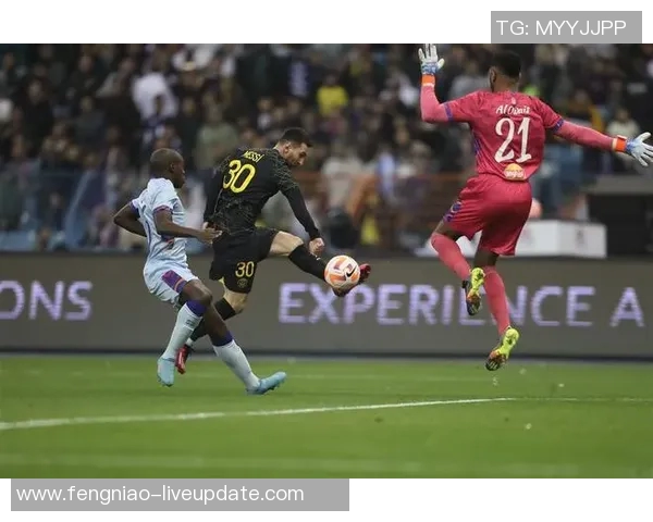 巴黎圣日耳曼友谊赛大胜尤文图斯四球狂潮引发全场热烈反响